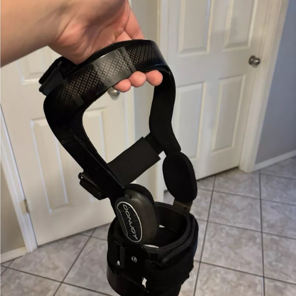 DonJoy Carbon fiber full force right Knee Brace